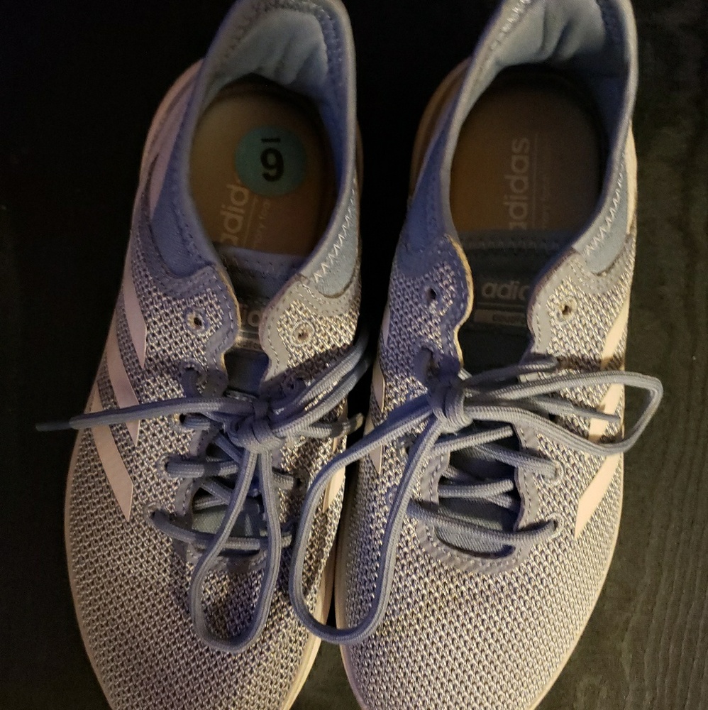 EUC womens Adidas sneakers.